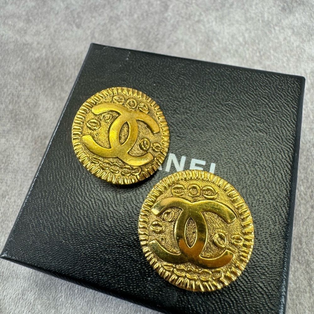 CHANEL Round CC Logo Earrings Clip-on Gold Plated Metal Vintage 97P Authentic - Picture 6 of 12